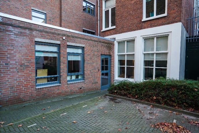 Achteringang van het gebouw