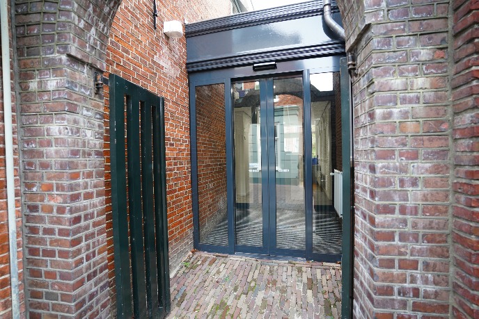 Entrance with sliding doors