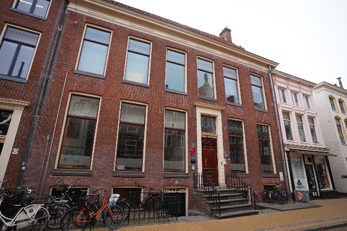 Gehele gebouw van de buitenkant