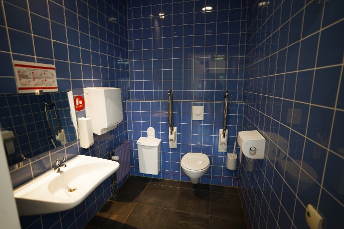 Rolstoelvriendelijk toilet in het gebouw