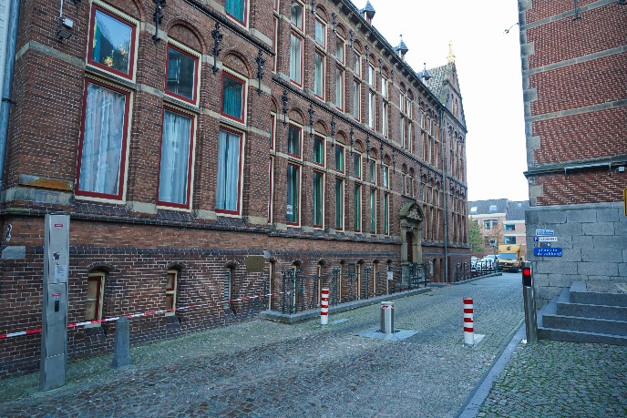 Ingang gebouw is achter de poortjes, links van het academiegebouw