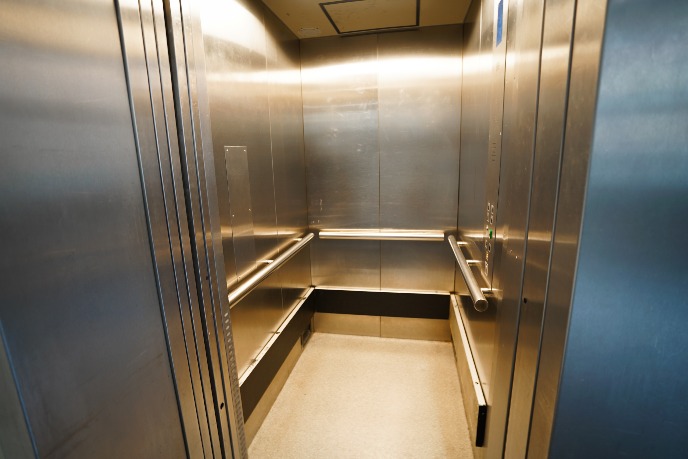 Lift in het gebouw, voorzien van spraaksoftware