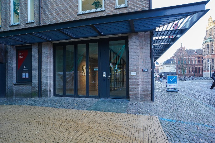 Alternative entrance for wheelchair users on the side of the building, open with pass