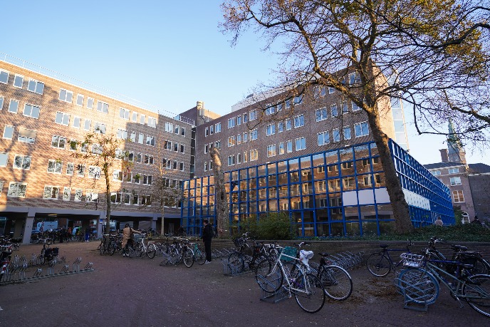 Plein achterkant gebouw met fietsparkeerplaatsen