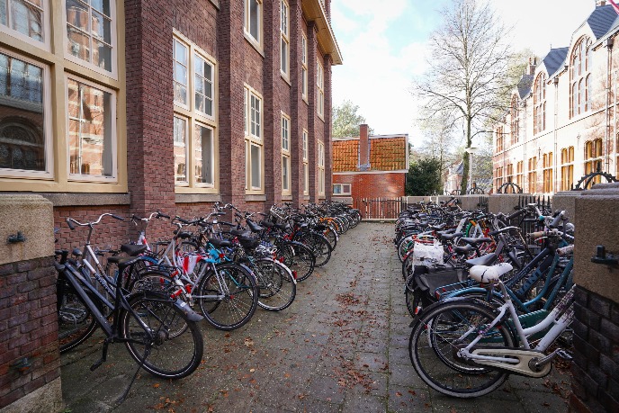 Fietsparkeerplaats naast de hoofdingang