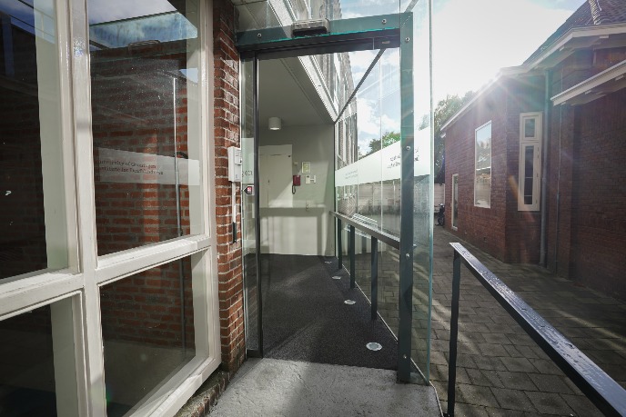 Entrance in courtyard of the building, suitable for wheelchair-users