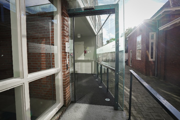 Ingang op binnenplein van het gebouw, gescihkt voor rolstoelgebruikers