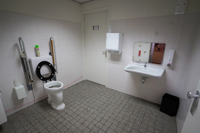 Rolstoelvriendelijk toilet op locatie