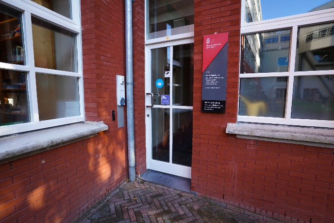 Entrance from the courtyard to the offices