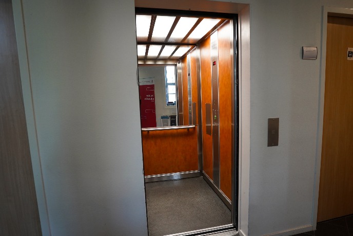 Lift in het gebouw
