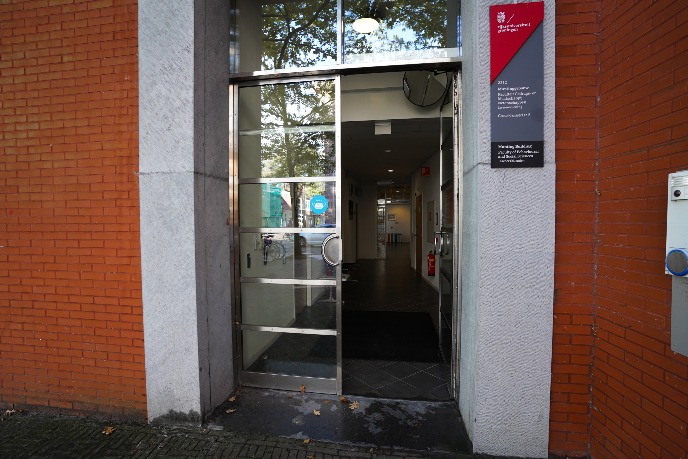 Hoofdingang van het gebouw