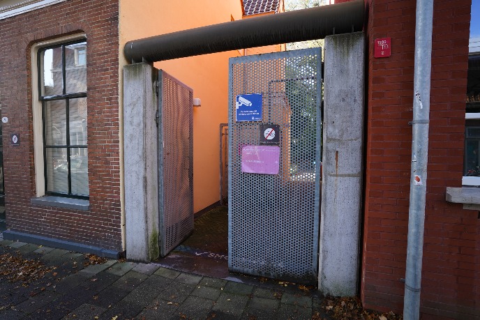Ingang naar de binnenplaats aan de Nieuwe Kijk in ‘t Jatstraat