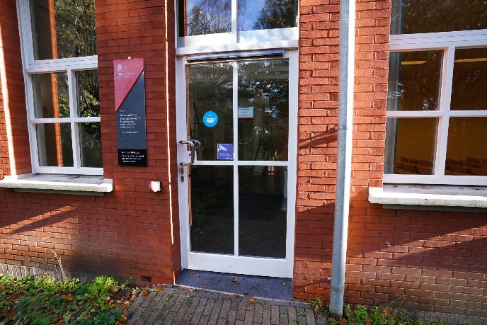 Ingang vanaf de binnenplaats naar de collegezalen