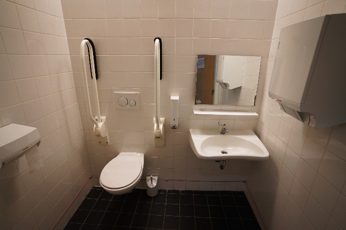 Rolstoelvriendelijk toilet op locatie