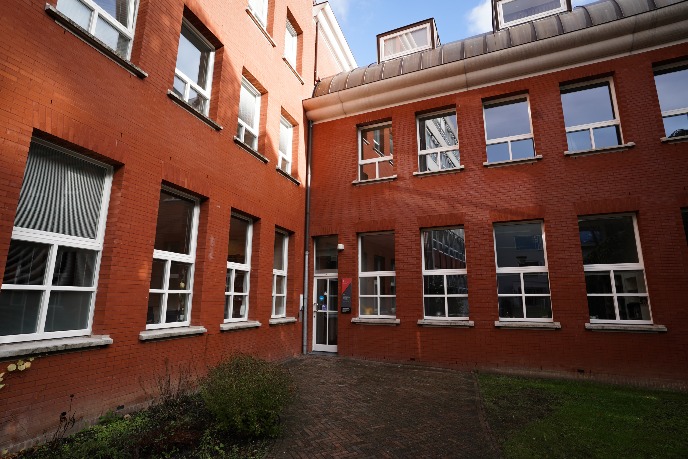 Ingang vanaf de binnenplaats naar de kantoren