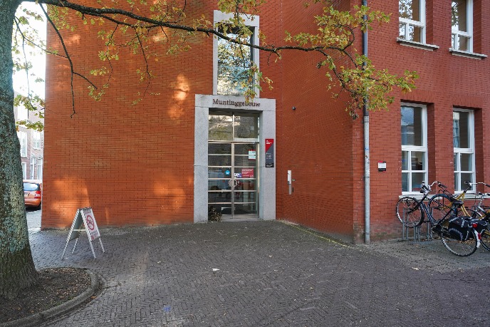 Gehele gebouw van de buitenkant