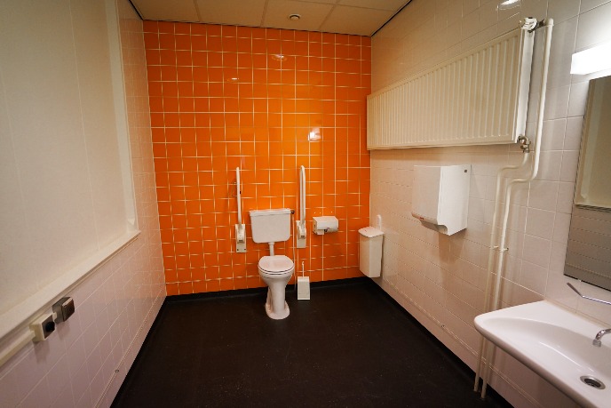 Rolstoelvriendelijk toilet op locatie