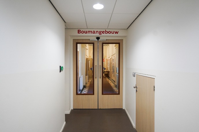 Doorgang binnen in het gebouw