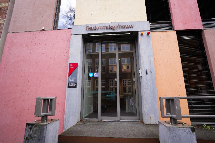 Main entrance in the Grote Rozenstraat, ramp for wheelchairs 