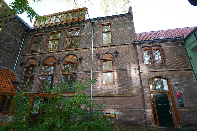 Aanzicht gebouw vanuit de binnenplaats