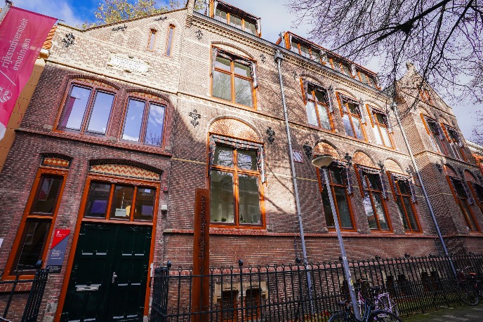 Gehele gebouw van de buitenkant