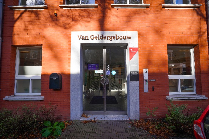 Hoofdingang van het gebouw