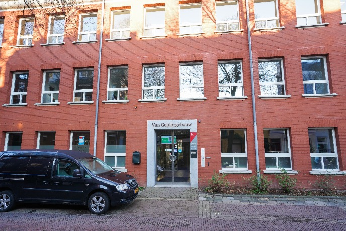 Gehele gebouw van de buitenkant