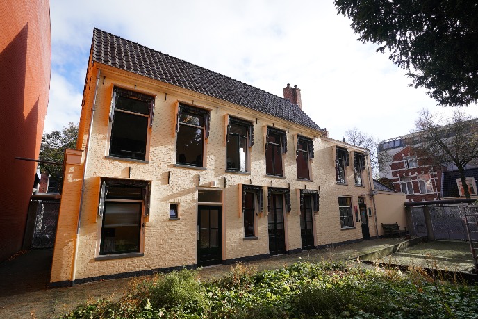 Aanzicht gebouw vanuit de binnenplaats