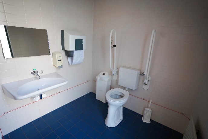 Rolstoelvriendelijke toilet op locatie