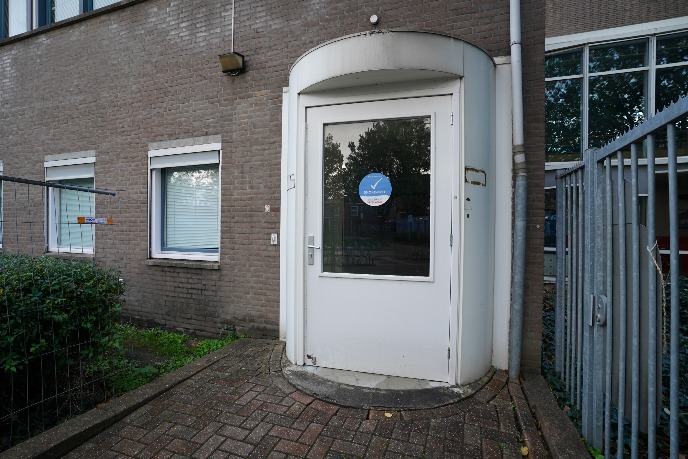 Hoofdingang van het gebouw