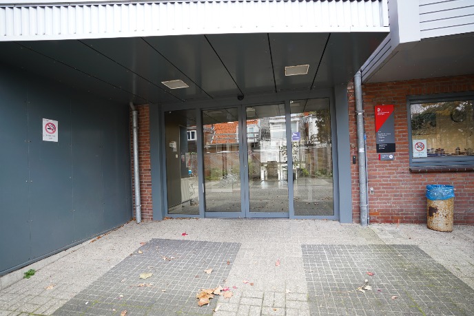 Main entrance in the courtyard