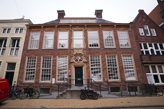 Gehele gebouw van de buitenkant