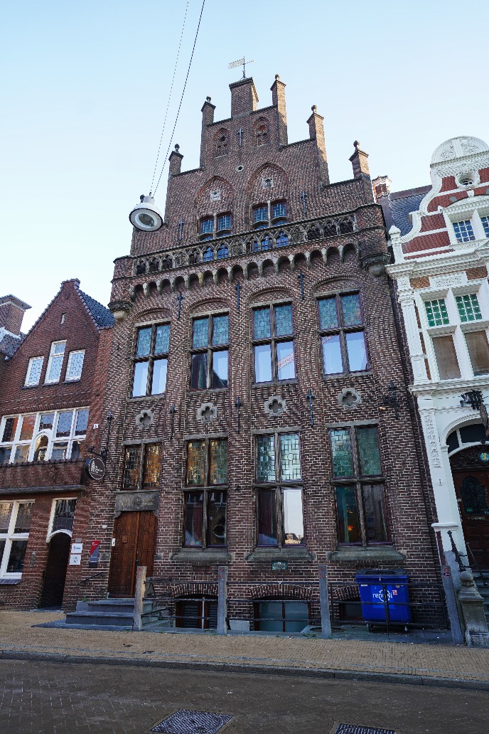 Gehele gebouw van de buitenkant