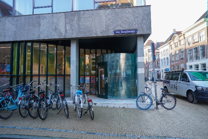 Entrance of the building at the 'Rode Weeshuisstraat'