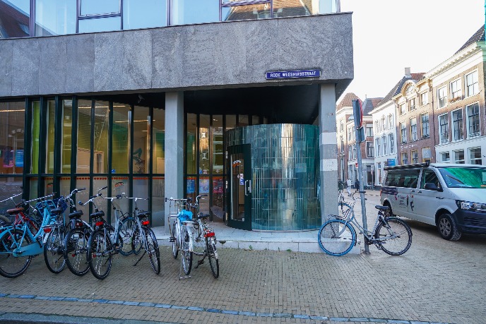 Ingang van het gebouw aan de rode weeshuisstraat