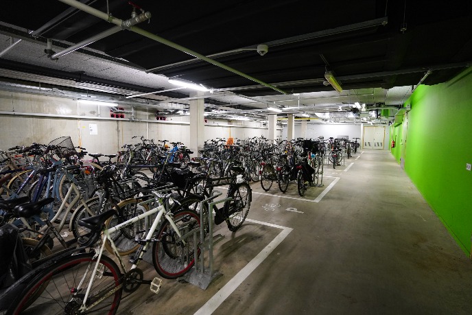 Fietsenkelder op locatie, ingang aan de achterkant van het gebouw