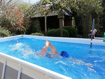 'We hebben nu ook een zwembadje en een elastiek aangeschaft, zodat het mogelijk is om in de tuin een beetje zwemmen om op die manier het belangrijke watergevoel te onderhouden.'