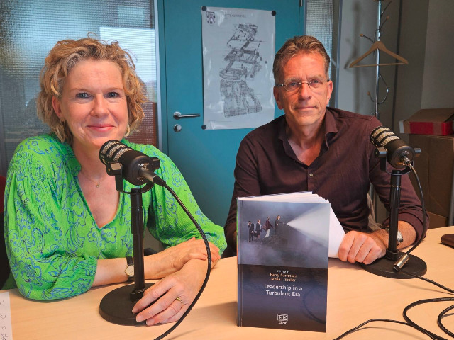 Harry Garretsen en Janka Stoker maken de podcastserie Leiderschap in onzekere tijden