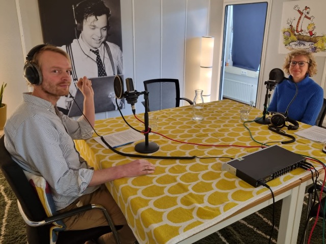 Podcast-host Simon Dikker Hupkes (links) en Janka Stoker
