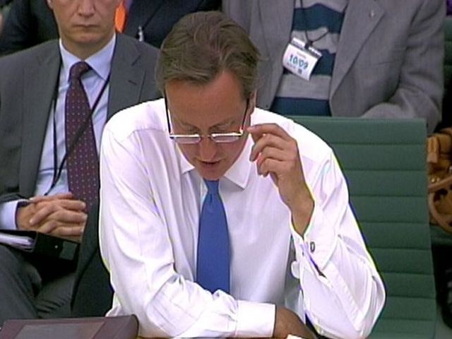 David Cameron draagt een bril