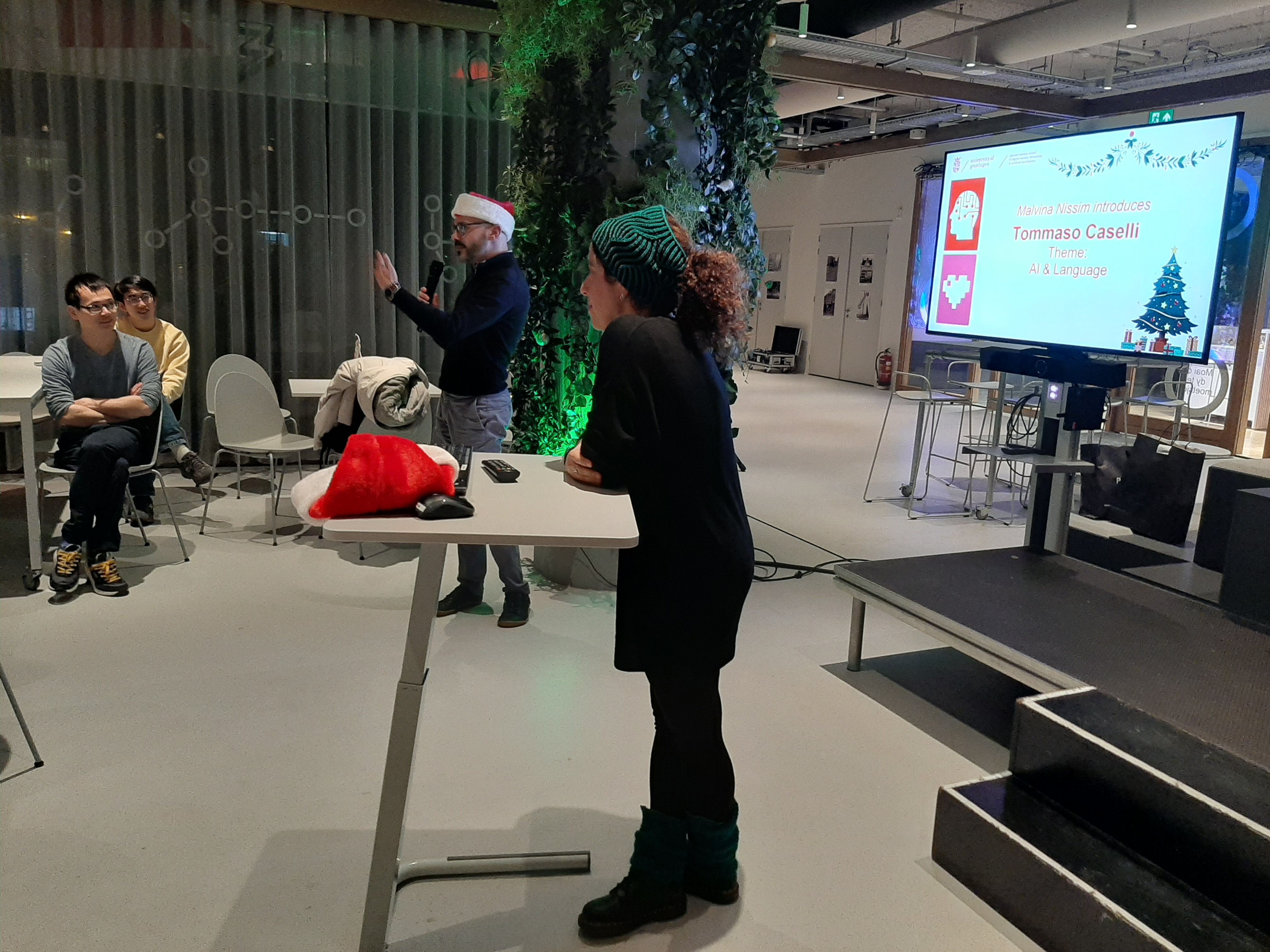 Themacoördinator 'Language & AI' Tommaso Caselli werd geïntroduceerd door Malvina Nissim