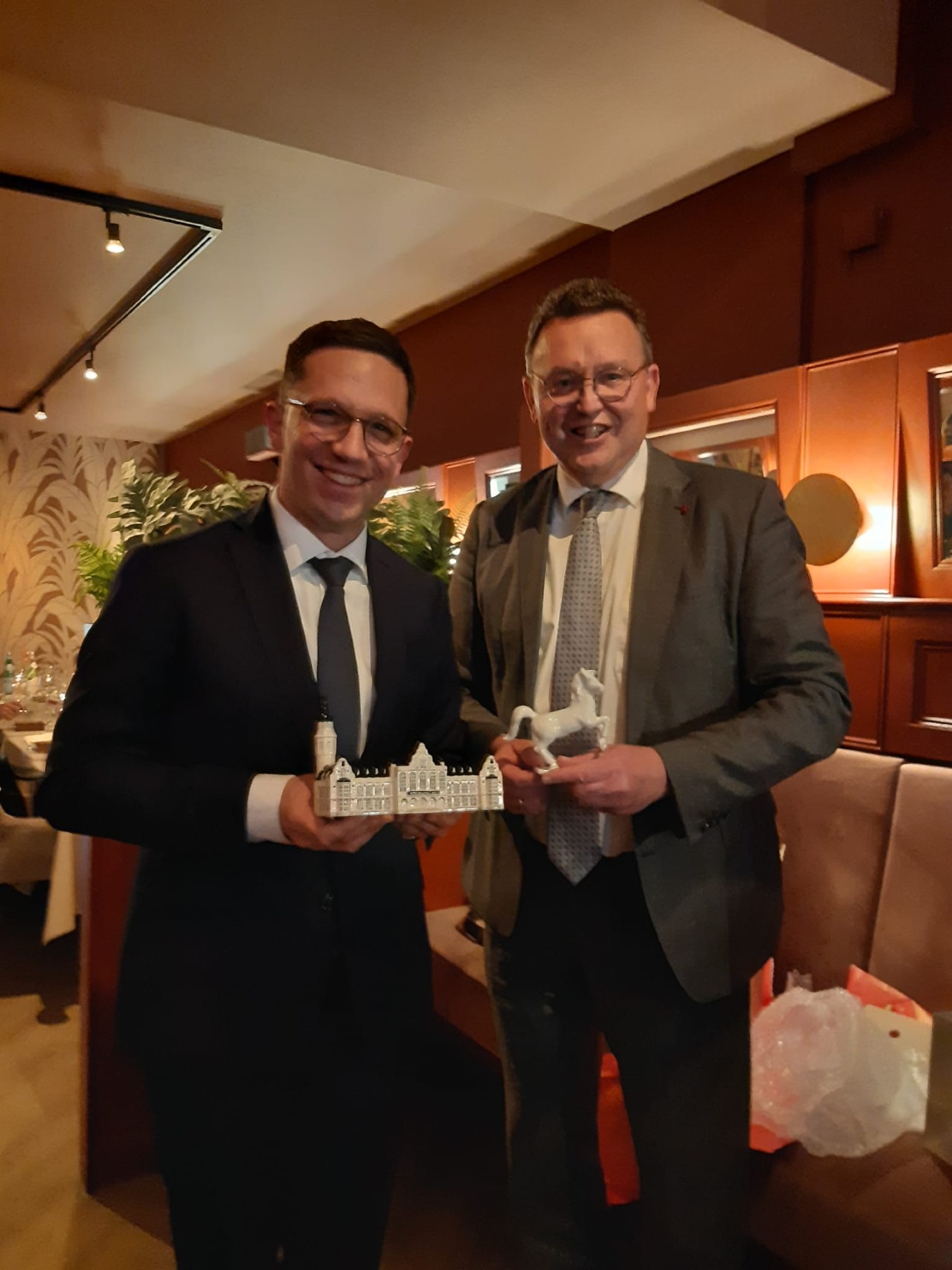 Collegevoorzitter Jouke de Vries en minister Falko Mohrs