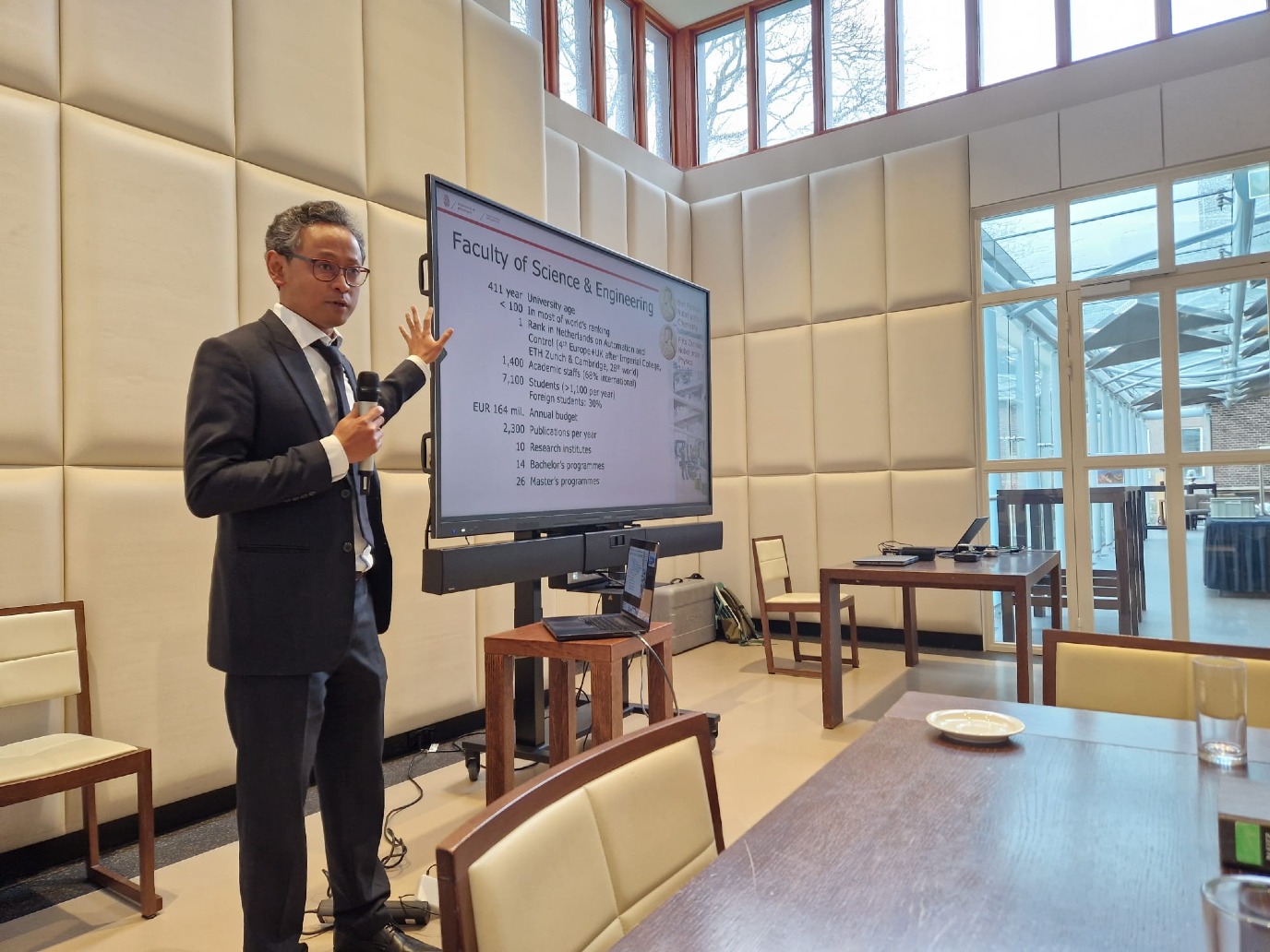 Presentatie door prof. dr. Bayu Jayawardhana