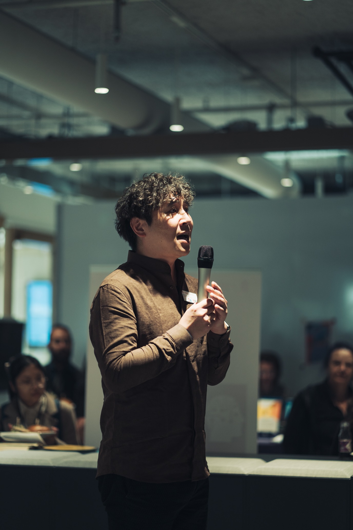 Ming Cao, directeur van de JTS, spreekt de aanwezigen toe