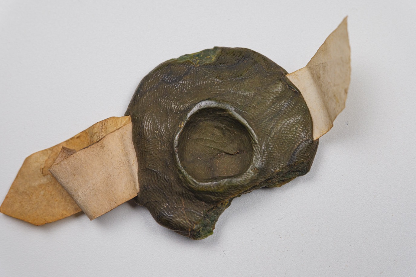 Foto: achterkant van een waszegel met vingerafdrukken.