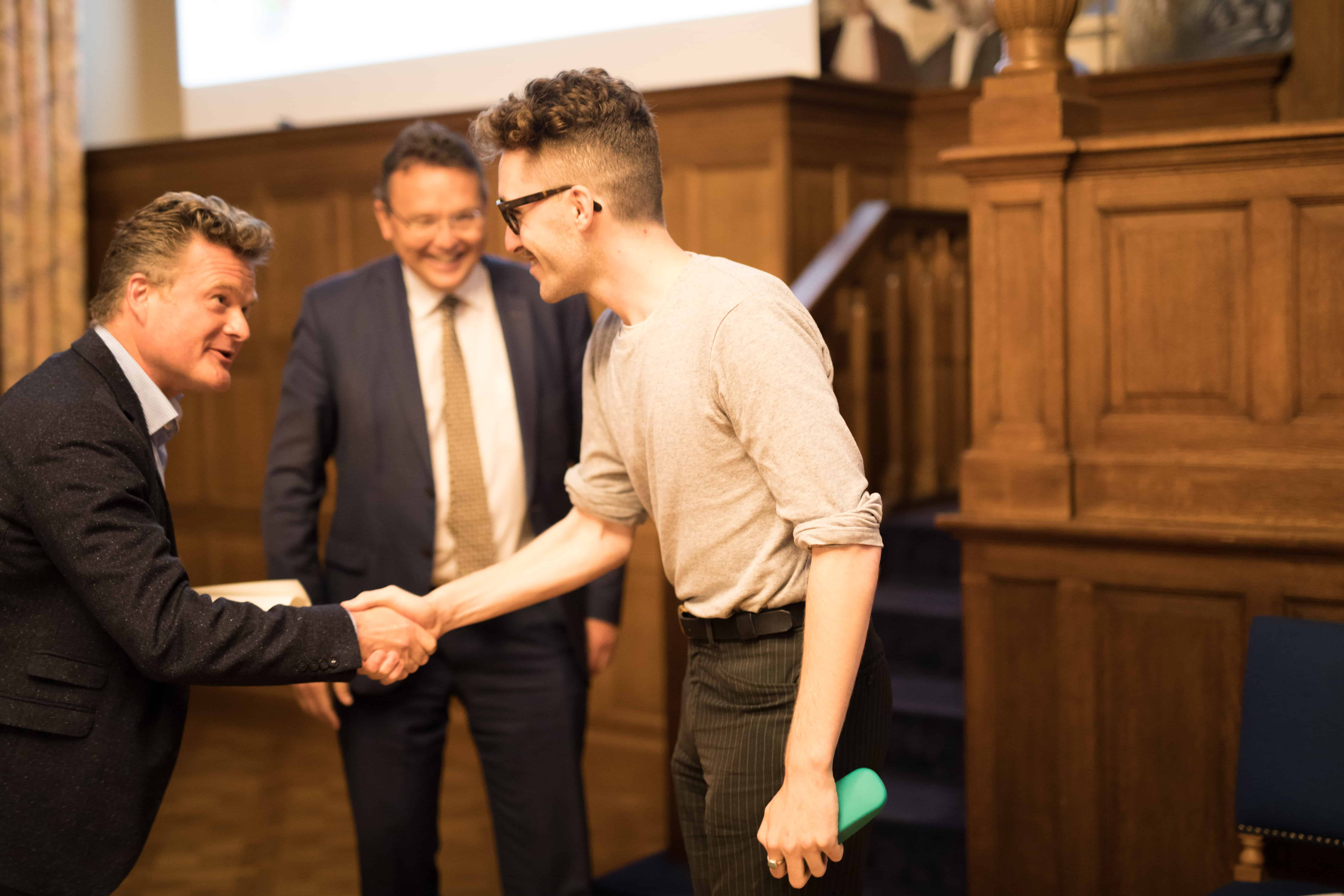 Juryvoorzitter Ronald Ohlsen feliciteert Zito Ysenbaert (Foto: Gerhard Taatgen)