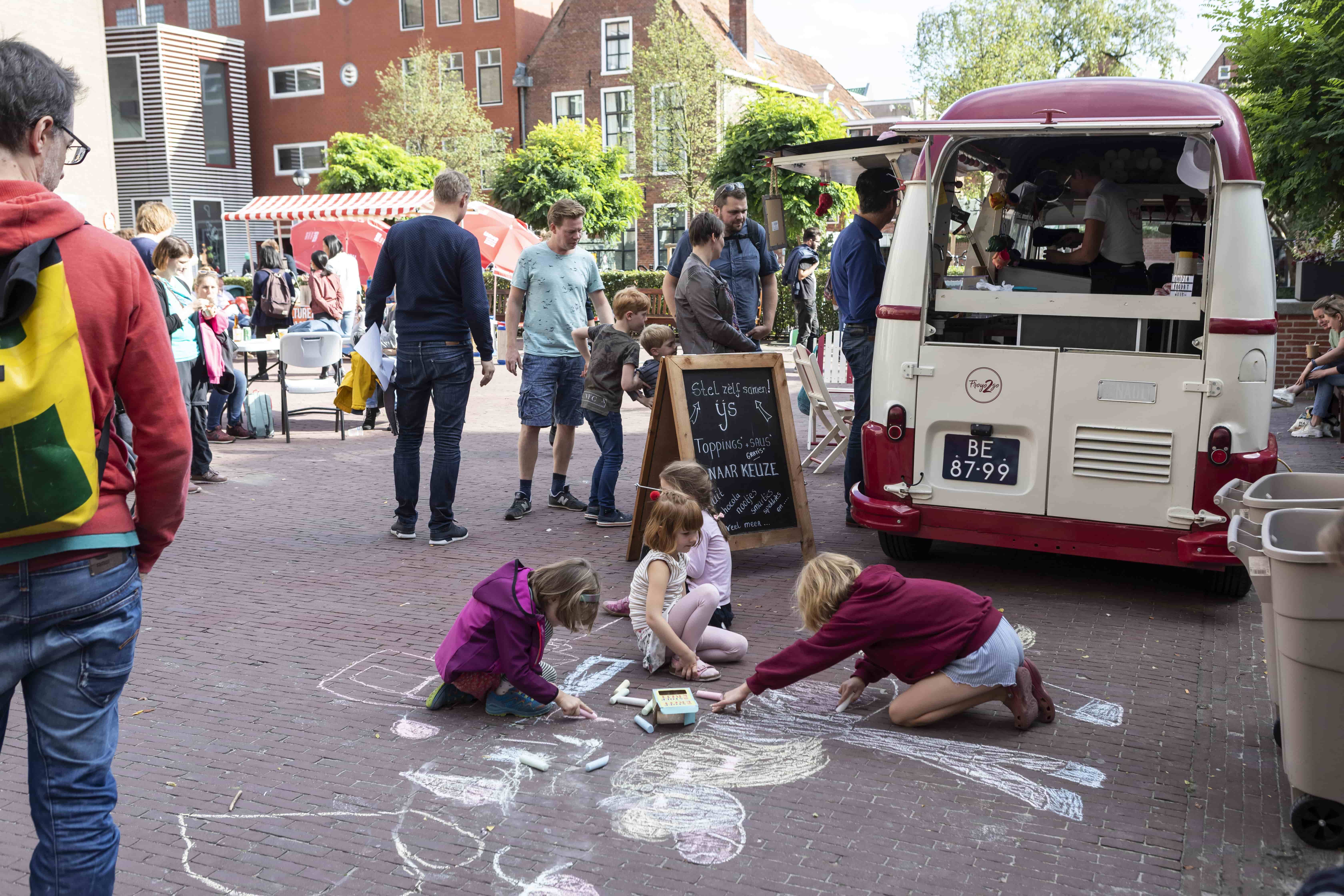 Stoepkrijten op het Harmonie-pleinPlaying at the Harmonie square