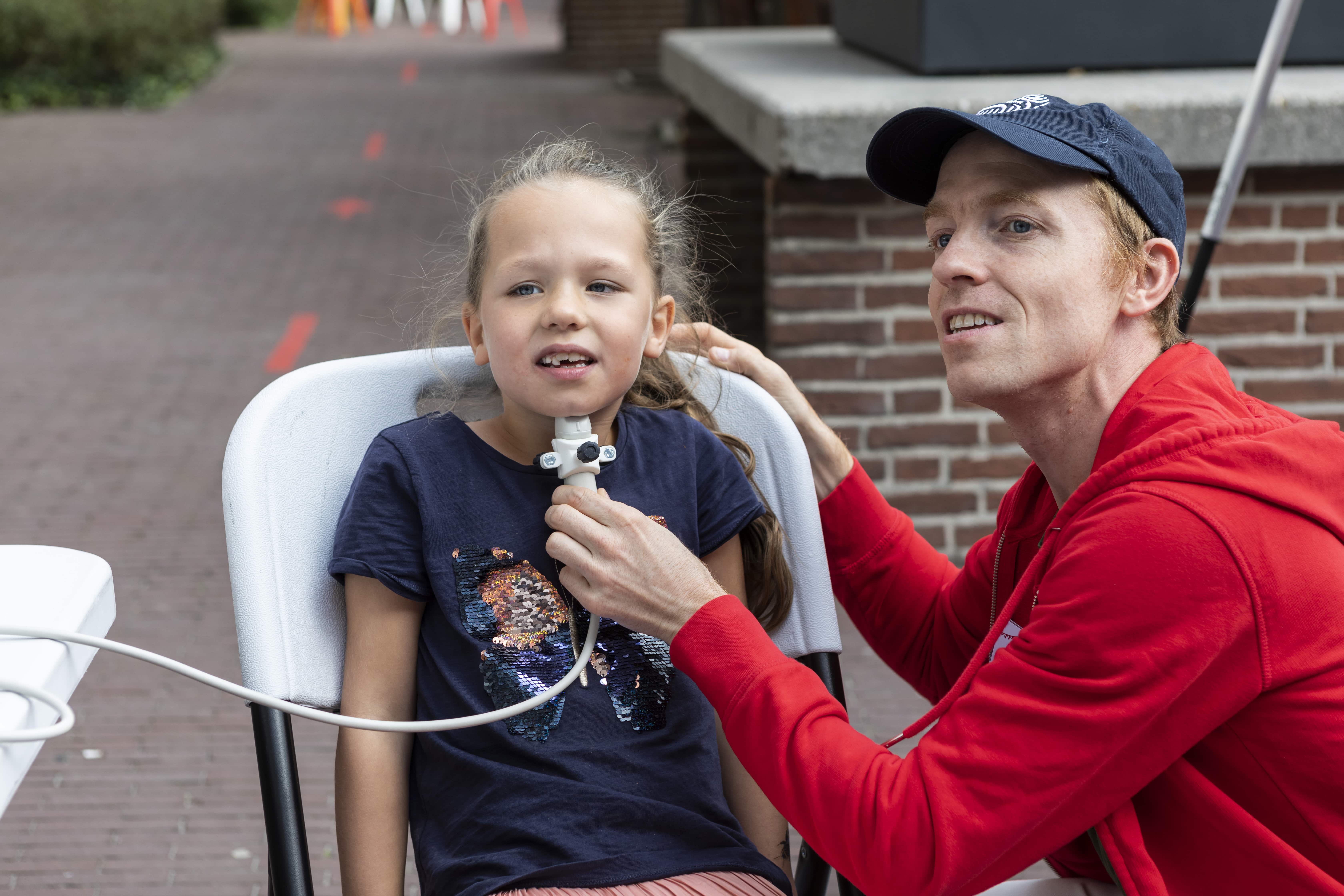 Hoe snel kun jij je tong bewegen?How fast can you move your tongue?