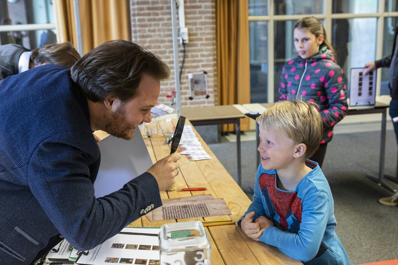 Speuren in de WetenschapswinkelAt a quest through the pop-up Science Shop