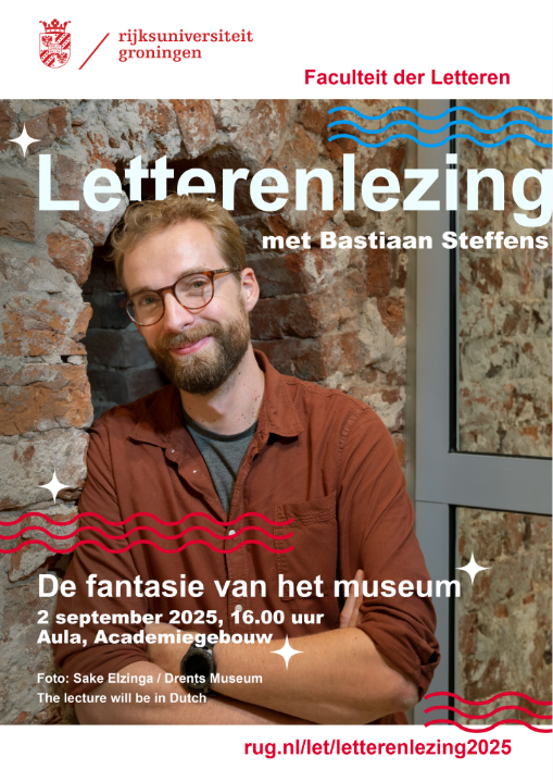 Evenementenposter met de afbeelding van een man met een bril en een baard, die tegen een muur leunt. Hij draagt een roestkleurig flanellen hemd. Zijn armen zijn over zijn borst gekruist. Hij glimlacht lichtjes. Op de poster staat: Letterenlezing met Bastiaan Steffens: De fantasie van het museum, 2 september 2026, 16 uur, Aula Academiegebouw, foto Sake Elzinga/Drents Museum, the lecture will be in Dutch.